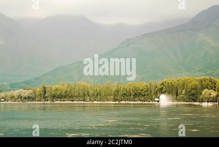 Panoramablick auf die Landschaft himmlischen unberührte Schönheit der weltberühmten Dal Lake, Srinagar, Jammu und Kaschmir, Indien. Die Großen Himalaya Produktpalette zu einem dist Stockfoto