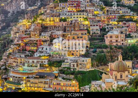 Die Häuser von Positano in Italien in der Dämmerung Stockfoto