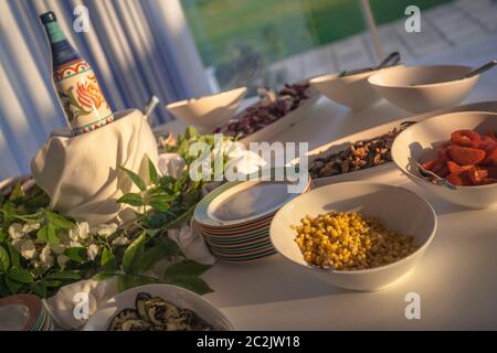 Terrine mit Gemüse auf dem Tisch des Luxusrestaurants Stockfoto