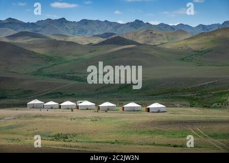 Jurten zwischen Bergen in der Mongolei Stockfoto