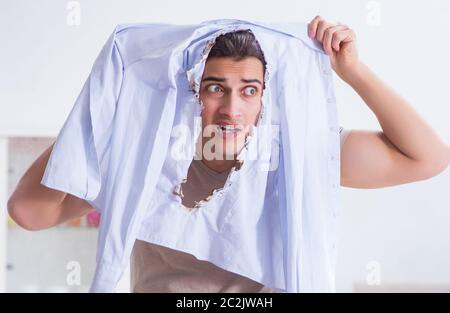 Unaufmerksam Mann brennende Kleidung beim Bügeln Stockfoto