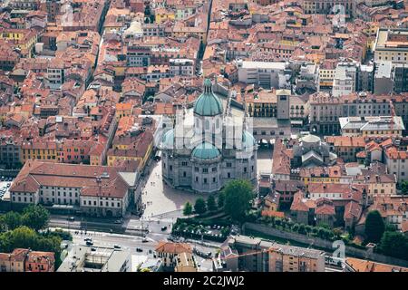 Panoramablick auf die Altstadt von Como, Italien. Como, Italien. Fantastische Luftaufnahme auf der Altstadt von Como. Luftaufnahme der Stadt Como und Stockfoto