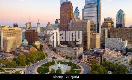 Weg Verkehr Kreise um den Brunnen bei Logan Square in der geschäftigen städtischen Kern von Philadelphia PA Stockfoto