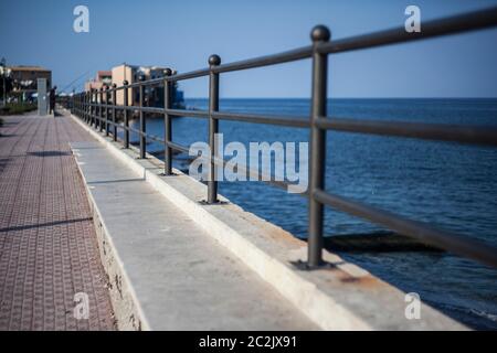 Geländer auf dem Meer in Porticello in Sizilien Stockfoto