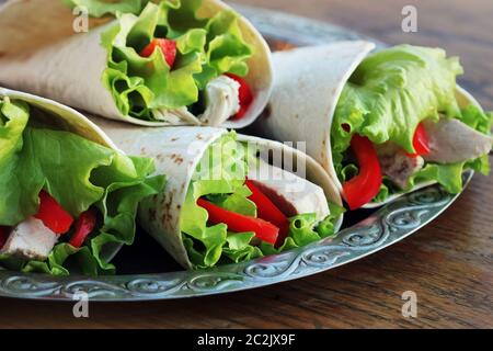 Klassische Tortilla Wrap mit gegrilltem Hähnchen und Gemüse. Stockfoto