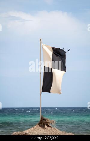 Flaggen am Strand weisen auf Gefahren hin Stockfoto