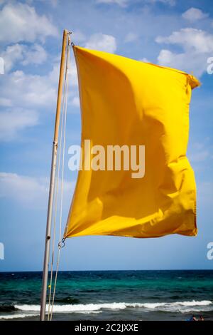 Flaggen am Strand weisen auf Gefahren hin Stockfoto