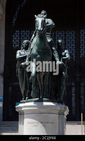 NEW YORK, NY: JUNI 17: Am Eingang des Museums für Naturkunde ist eine Statue des US-Präsidenten Theodore Roosevelt auf einem Pferd mit einer indigenen Person zu sehen, die rechts neben ihm läuft, sowie eine afroamerikanische Person, die links neben ihm läuft. Seit Jahren schmückt dieses Symbol der amerikanischen Überlegenheit das Museum, obwohl es zahlreiche Aufrufe zu seiner Entfernung gab. Ein NYPD-Streifenwagen sitzt vor der Statue zum Schutz während des amerikanischen Aufstands am 17. Juni 2020 in New York City. Quelle: Mpi43/MediaPunch Stockfoto
