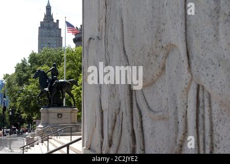NEW YORK, NY: JUNI 17: Am Eingang des Museums für Naturkunde ist eine Statue des US-Präsidenten Theodore Roosevelt auf einem Pferd mit einer indigenen Person zu sehen, die rechts neben ihm läuft, sowie eine afroamerikanische Person, die links neben ihm läuft. Seit Jahren schmückt dieses Symbol der amerikanischen Überlegenheit das Museum, obwohl es zahlreiche Aufrufe zu seiner Entfernung gab. Ein NYPD-Streifenwagen sitzt vor der Statue zum Schutz während des amerikanischen Aufstands am 17. Juni 2020 in New York City. Quelle: Mpi43/MediaPunch Stockfoto