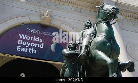 NEW YORK, NY: JUNI 17: Am Eingang des Museums für Naturkunde ist eine Statue des US-Präsidenten Theodore Roosevelt auf einem Pferd mit einer indigenen Person zu sehen, die rechts neben ihm läuft, sowie eine afroamerikanische Person, die links neben ihm läuft. Seit Jahren schmückt dieses Symbol der amerikanischen Überlegenheit das Museum, obwohl es zahlreiche Aufrufe zu seiner Entfernung gab. Ein NYPD-Streifenwagen sitzt vor der Statue zum Schutz während des amerikanischen Aufstands am 17. Juni 2020 in New York City. Quelle: Mpi43/MediaPunch Stockfoto