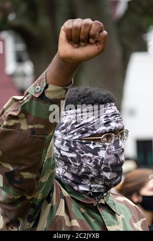 Charleston, Usa. Juni 2020. Black Lives Matter Demonstranten während einer Kundgebung an der John Calhoun Statue auf dem Marion Square am 5. Jahrestag der Massenerschießung in der Mutter Emanuel AME Kirche 17. Juni 2020 in Charleston, South Carolina. Neun Mitglieder der historischen afroamerikanischen Kirche wurden am 17. Juni 2015 von einem weißen Supremacist während der Bibelstudie niedergeschossen. Quelle: Richard Ellis/Alamy Live News Stockfoto