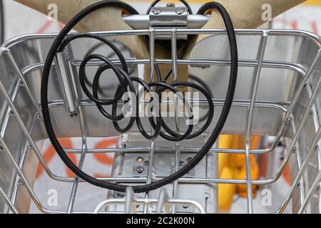 Ein verdrehtes Kabel Verriegelung zur Befestigung Fahrrad Stockfoto