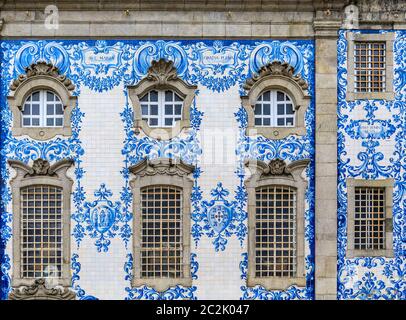 Igreja do Carmo Kirche der Karmeliter im 18. Jahrhundert mit verzierten gefliesten Seitenfassade mit portugiesischen Azulejo Fliesen in Porto, Portugal Stockfoto