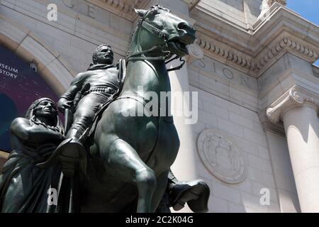 NEW YORK, NY: JUNI 17: Am Eingang des Museums für Naturkunde ist eine Statue des US-Präsidenten Theodore Roosevelt auf einem Pferd mit einer indigenen Person zu sehen, die rechts neben ihm läuft, sowie eine afroamerikanische Person, die links neben ihm läuft. Seit Jahren schmückt dieses Symbol der amerikanischen Überlegenheit das Museum, obwohl es zahlreiche Aufrufe zu seiner Entfernung gab. Ein NYPD-Streifenwagen sitzt vor der Statue zum Schutz während des amerikanischen Aufstands am 17. Juni 2020 in New York City. Quelle: Mpi43/MediaPunch Stockfoto