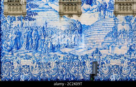 Igreja do Carmo Kirche der Karmeliter im 18. Jahrhundert mit verzierten gefliesten Seitenfassade mit portugiesischen Azulejo Fliesen in Porto, Portugal Stockfoto