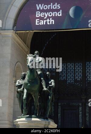 NEW YORK, NY: JUNI 17: Am Eingang des Museums für Naturkunde ist eine Statue des US-Präsidenten Theodore Roosevelt auf einem Pferd mit einer indigenen Person zu sehen, die rechts neben ihm läuft, sowie eine afroamerikanische Person, die links neben ihm läuft. Seit Jahren schmückt dieses Symbol der amerikanischen Überlegenheit das Museum, obwohl es zahlreiche Aufrufe zu seiner Entfernung gab. Ein NYPD-Streifenwagen sitzt vor der Statue zum Schutz während des amerikanischen Aufstands am 17. Juni 2020 in New York City. Quelle: Mpi43/MediaPunch Stockfoto