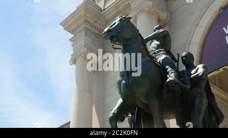 NEW YORK, NY: JUNI 17: Am Eingang des Museums für Naturkunde ist eine Statue des US-Präsidenten Theodore Roosevelt auf einem Pferd mit einer indigenen Person zu sehen, die rechts neben ihm läuft, sowie eine afroamerikanische Person, die links neben ihm läuft. Seit Jahren schmückt dieses Symbol der amerikanischen Überlegenheit das Museum, obwohl es zahlreiche Aufrufe zu seiner Entfernung gab. Ein NYPD-Streifenwagen sitzt vor der Statue zum Schutz während des amerikanischen Aufstands am 17. Juni 2020 in New York City. Quelle: Mpi43/MediaPunch Stockfoto