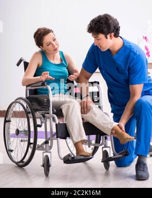 Die Frau Wiederherstellen nach Verkehrsunfall Stockfoto