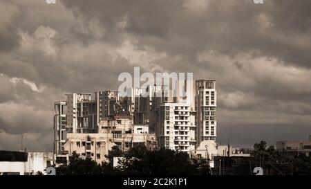 Verzögerung Monsun regnerischen Tag Stadt. Kolkata, Bengalen, Indien. Schwere stürmischer Regen Wolken oben Hochhaus. Stürme und dunklen Monsune typische moderne Wohn- s Stockfoto