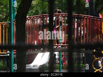 New York City, USA. Juni 2020. Kinder werden auf dem Middleton Spielplatz im Williamsburg-Viertel des Brooklyn Bezirks in New York City, NY, 17. Juni 2020, beim Spielen beobachtet. Unter Berufung auf die Tatsache, dass Spielplätze Teil von Stadtparks sind, die selbst offen sind, benutzten Gemeindeaktivisten Bolzenschneider, um die Tore zu öffnen, obwohl die Spielplätze geschlossen bleiben, um die Ausbreitung von COVID-19 einzudämmen.(Anthony Behar/Sipa USA) Credit: SIPA USA/Alamy Live News Stockfoto