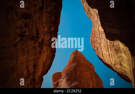 Von unten nach oben zur Abstract Rock Formation auf dem Plateau Ennedi aka Stone Forest im Tschad Stockfoto