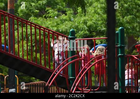 New York City, USA. Juni 2020. Kinder werden auf dem Middleton Spielplatz im Williamsburg-Viertel des Brooklyn Bezirks in New York City, NY, 17. Juni 2020, beim Spielen beobachtet. Unter Berufung auf die Tatsache, dass Spielplätze Teil von Stadtparks sind, die selbst offen sind, benutzten Gemeindeaktivisten Bolzenschneider, um die Tore zu öffnen, obwohl die Spielplätze geschlossen bleiben, um die Ausbreitung von COVID-19 einzudämmen.(Anthony Behar/Sipa USA) Credit: SIPA USA/Alamy Live News Stockfoto