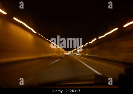 Verkehr in einem Autobahntunnel in der Provinz Alicante, Costa Blanca, Spanien Stockfoto