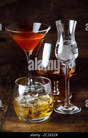 Stilvolle Gläser Whisky gegossen, Cognac, Martini und Likör in einer Kneipe oder Diskothek Zähler im Hochformat Stockfoto