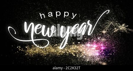 Frohes Neues Jahr dunkle Thema mit funkelnden Lichtern auf schwarzem Hintergrund, die weißes Schild im festlichen Stil handschriftlichen Font und Feuerwerk in Gelb und Rosa Stockfoto