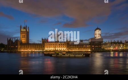 Blick auf die Häuser des Parlaments leuchtet in der Dämmerung aus über die Themse, London, UK Stockfoto