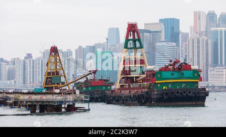 Big Bau kran bei Barge in Hongkong Stockfoto