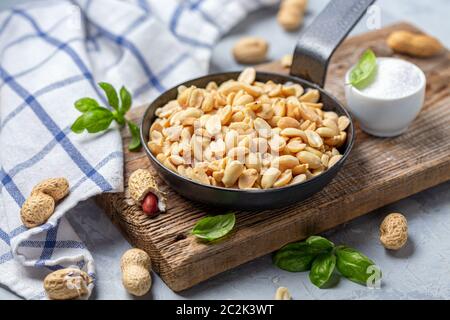 Köstliche gesalzene Erdnüsse in einer Pfanne. Stockfoto