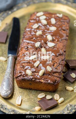 Kuchen mit Erdnussbutter und Schokoladenzuckerguss. Stockfoto