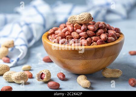 Rohe Erdnüsse in einer Holzschale. Stockfoto