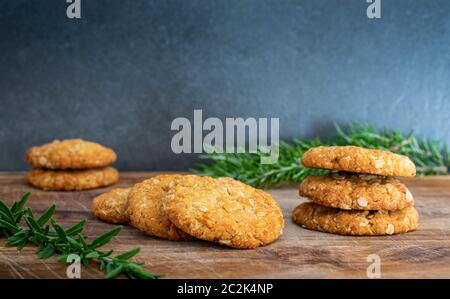 Frisch gebackene Anzac Kekse, eine australische Tradition genossen am Anzac Tag, hergestellt mit gerolltem Hafer und goldenem Sirup, Copy Space Stockfoto