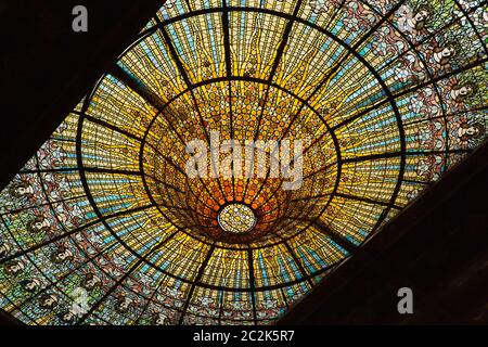 Glasfenster im Hauptkonzertsaal des Palastes der katalanischen Musik (Palau de la Música Catalana) in Barcelona, Katalonien, Spanien. Der Konzertsaal, der vom katalanischen Architekten Lluís Domènech i Montaner entworfen wurde, wurde zwischen 1902 und 1906 erbaut. Das riesige Glasfenster wurde vom katalanischen Künstler Antoni Rigalt i Blanch entworfen. Stockfoto