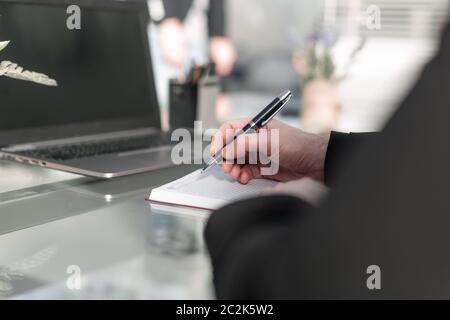 männliche Handschrift im Notizbuch mit Stift Stockfoto