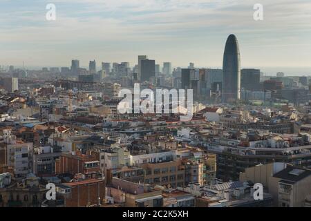 Torre Glòries auch bekannt als Torre Agbar in Barcelona, Katalonien, Spanien. Der Wolkenkratzer des französischen Architekten Jean Nouvel wurde 2004 im Stadtteil Poblenou erbaut. Der Panoramablick war von der Sagrada Família aus zu sehen. Stockfoto