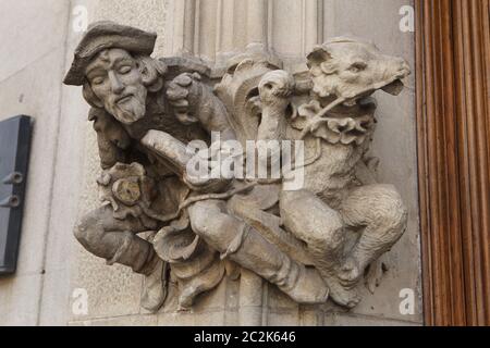 Street Drummer mit seinem tanzenden Bären auf dem Portal der Casa Amatller in Barcelona, Katalonien, Spanien. Das Gebäude des katalanischen modernistischen Architekten Josep Puig i Cadafalch wurde zwischen 1898 und 1900 am Passeig de Gràcia (Paseo de Gracia) in der Gegend gebaut, die als Block der Discord (Illa de la Discòrdia) bekannt ist. Stockfoto