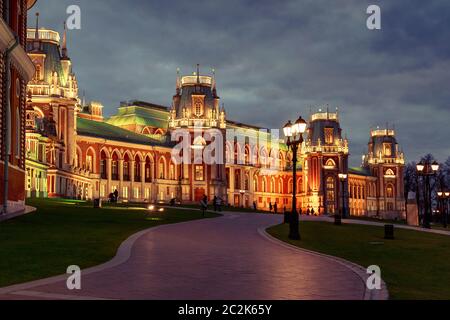 Moskau, Russland, 23. Oktober 2019: Großer Palast, Zarizyno Park. Abend Wahrzeichen Foto. Beliebte Park Museum Tsaritsyno bei Sonnenuntergang Stockfoto