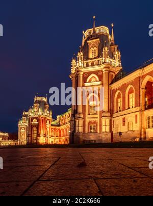 Moskau, Russland, 21. Oktober 2019: Bunt bemalte keramische Gesichter Skulptur auf der Ziegelwand als Objekt der modernen Kunst. Hun Stockfoto