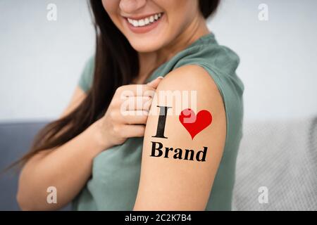 Frau zeigt Ihre ich Liebe Marke Tattoo Stockfoto