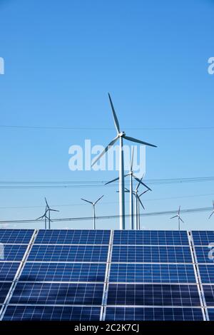 Solaranlagen, Windkraftanlagen und Stromleitungen in Deutschland gesehen Stockfoto