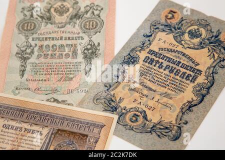 Moskau, Russland, 23. Oktober 2019: Alte russische Banknote, 5 Rubel und 10 Rubel, um 1909. ZAR Russland - Rechnung 1909: Ein Billing Druck Stockfoto