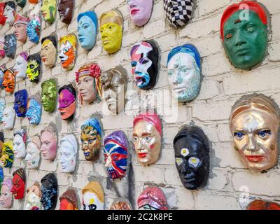 Moskau, Russland, 21. Oktober 2019: Bunt bemalte keramische Gesichter Skulptur auf der Ziegelwand als Objekt der modernen Kunst. Hun Stockfoto