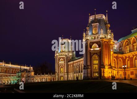 Moskau, Russland, 23. Oktober 2019: Großer Palast, Zarizyno Park. Abend Wahrzeichen Foto. Beliebte Park Museum Tsaritsyno bei Sonnenuntergang Stockfoto