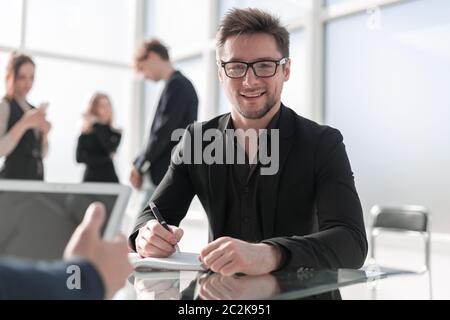 Nahaufnahme Geschäftsmann unterzeichnen Vertrag einen deal machen klassische business Stockfoto