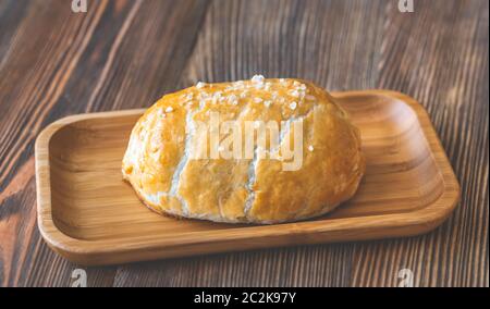 Ganze Beef Wellington auf der hölzernen Platte Stockfoto