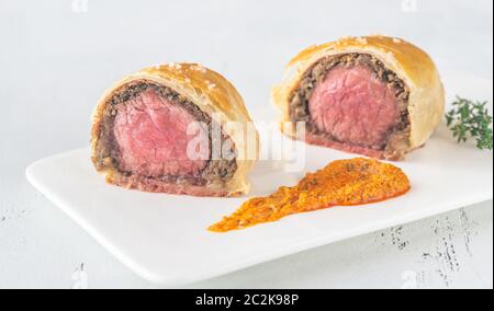 Teil der Beef Wellington auf dem weißen Teller: Querschnitt Stockfoto
