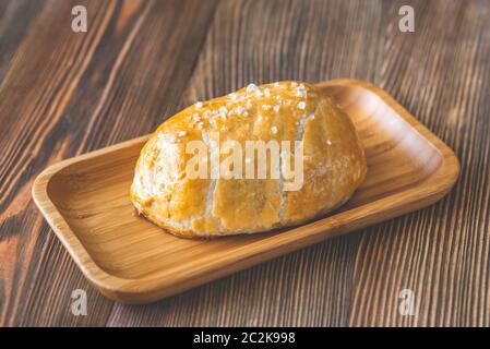 Ganze Beef Wellington auf der hölzernen Platte Stockfoto